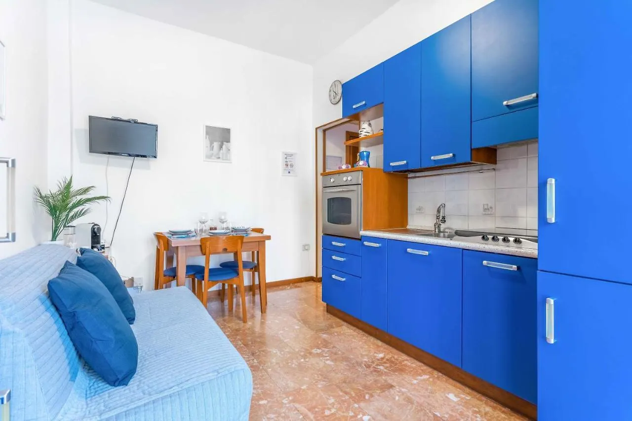 Appartamento Zona Navigli - Smart House Con Tv 50 E Fast Wifi Milano 0*,  Italia