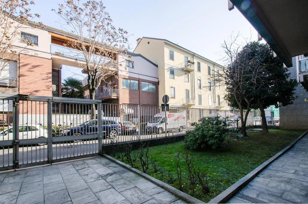 Zona Navigli - Smart House Con Tv 50 E Fast Wifi Apartamento Milão